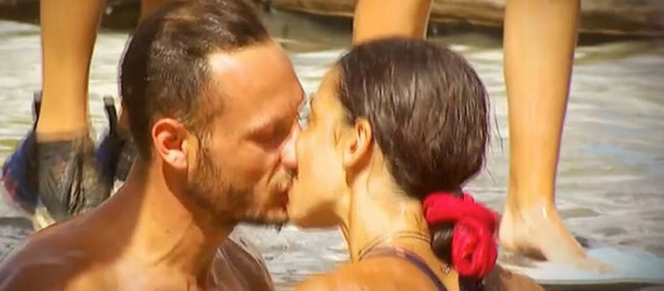 Survivor: «Τα βρήκαν» Μυριέλλα και Γιώργος - Έξαλλοι οι συμπαίκτες τους με τα νέα «καυτά φιλιά» (βίντεο)